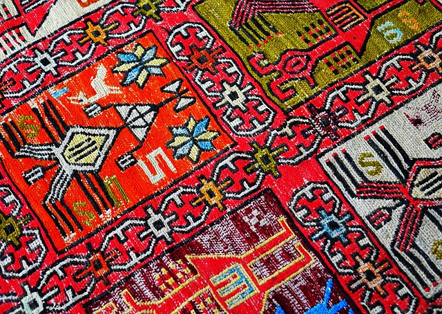 koberec s výraznými barvami